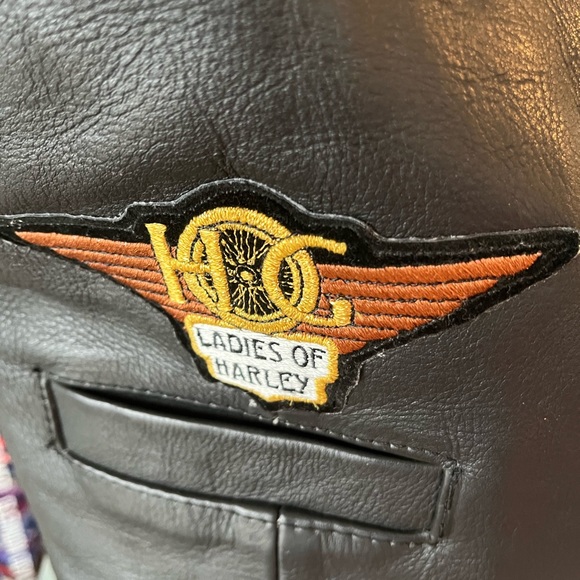 Shaf Women's Leather Vest Motorcycle Harley.
Ladies of Harley patch and buttons - Picture 7 of 10